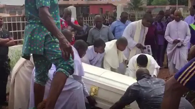 Onyeisi ndụ ụka Katọlik n'Enugu ekwuola na ndị ntọrị wekọrọ ego niile dị na ATM Fada Clement ha tọrọ ma gbuo ya.