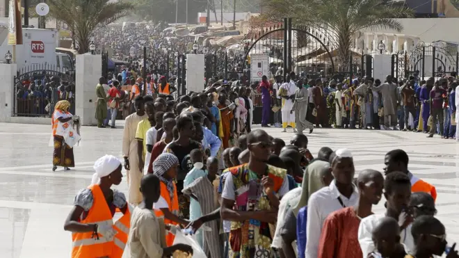 Des milliers de pèlerins sur l'esplanade de la grande mosquée de Touba