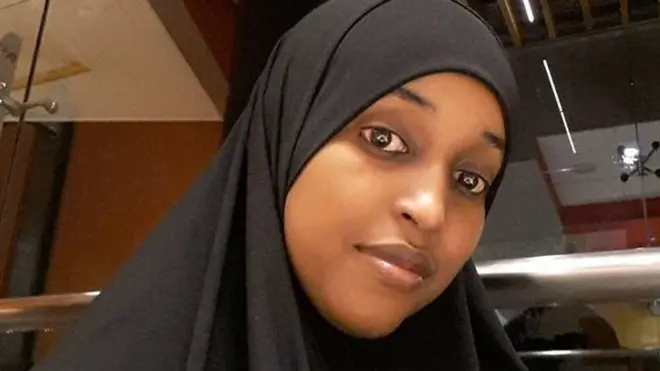 Taxana boqol dumar ah oo aan ku eegno dumarka u adeega bulshada, waxaan maanta ku eegeynaa Farxiyo Cabdi oo caawisa dhallinyarada iskuulka ka hartay ee dhibaatada ay haysato.