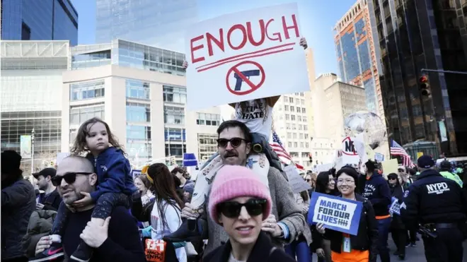 Ratusan ribu orang, dari Washington DC, New York, hingga Los Angeles, turut dalam 'Pawai untuk Hidup Kami' yang menuntut pengetatan kepemilikan senjata api.