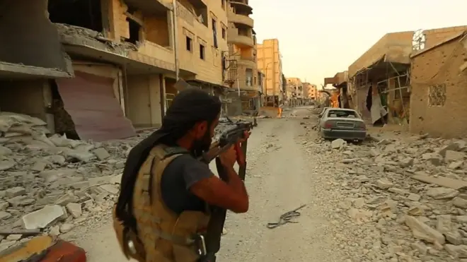 مقاتل كردي في الرقة