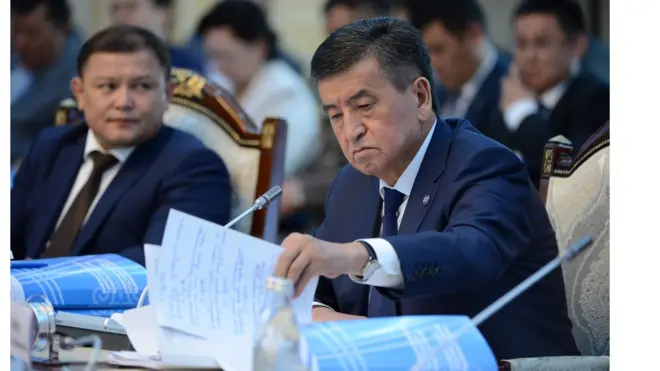 Президент бардык өзгөрүүлөрдү шайлоого бир жыл калганга чейин бекитилсин дейт