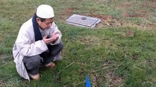 Sombat Jitmoud di makam putranya Salahuddin.