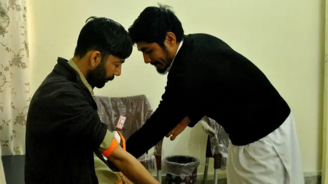 مرکز میں موجود لیبارٹری میں آئے ایک مریض کا خون کا نمونہ کیا جا رہا ہے