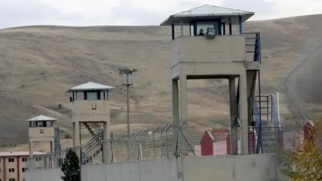 183,000 qofood ayaa lagu hayaa xabsiga, iyadoo ay ka buuxaan dad loo xiray inqilaabkii la isku dayay