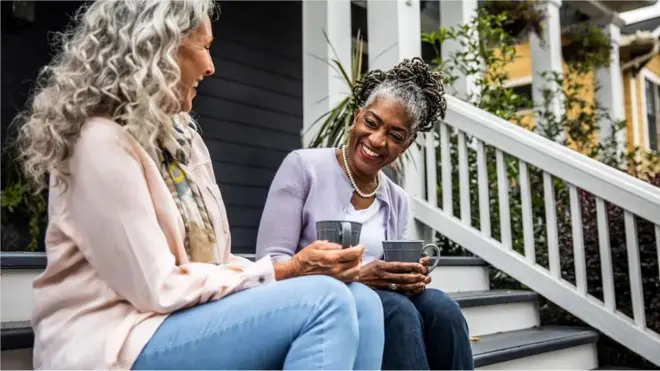 플라토닉 라이프 파트너십은 로맨스와는 다른 형태의 관계가 가진 가치를 보여준다