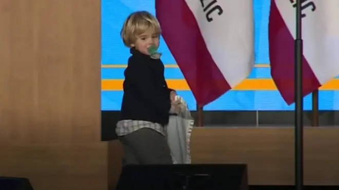 Син губернатора Каліфорнії на сцені