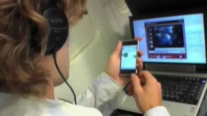 Человек со смартфоном