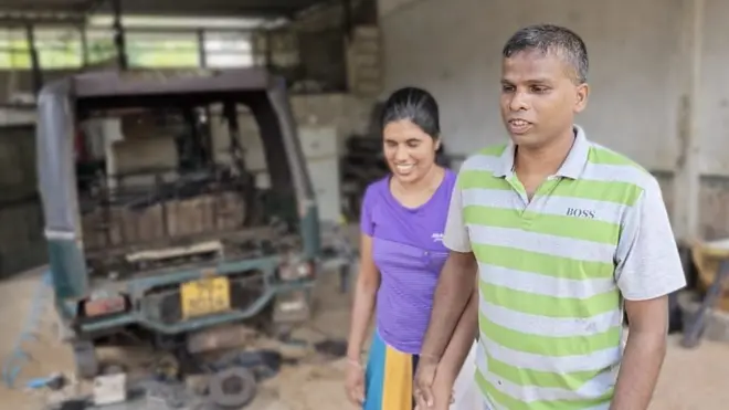 'අන්ධ නිසා වාහනයක් අතගාන්න නොදුන් අය දැන් වාහන හදාගන්න මගේ ළඟට එනවා'