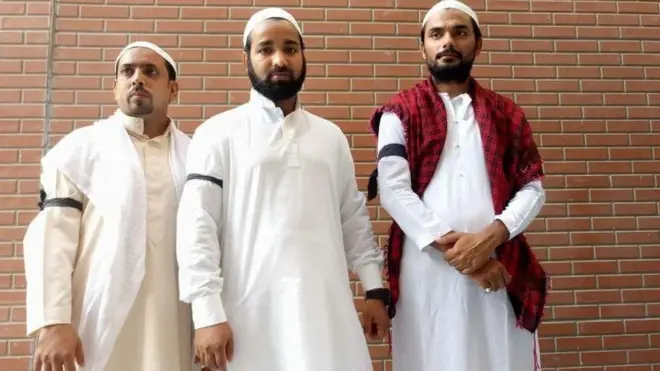 काली पट्टी बांधकर ईद मनाते मुसलमान