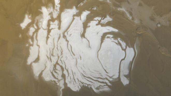 Una capa de hielo sobre la superficie de Marte.
