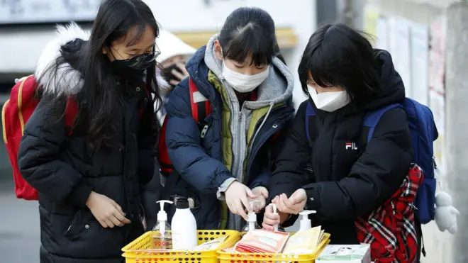 6일 오전 서울의 한 초등학교에서 마스크를 쓰고 등교하던 어린이들이 손소독제를 바르고 있다