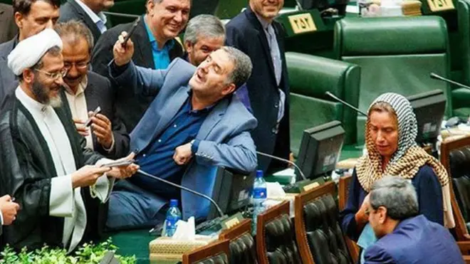 मोगेरिनी को घेरे ईरानी सांसद