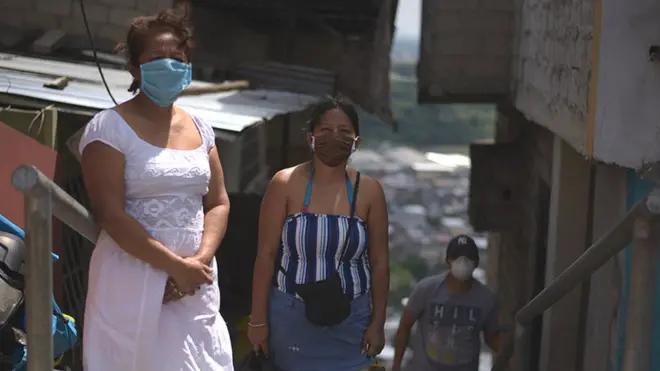 Bertha y su familia viven en un cerro en el norte de Guayaquil.