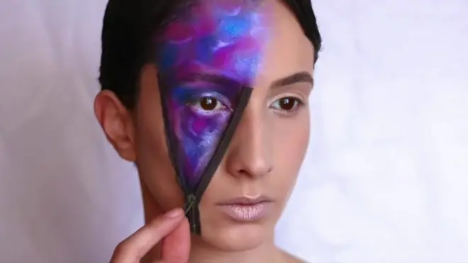 رند جارالله تعتبر وجههَا لوحة الرسم الخاصة بها، فهي تستخدم مساحيق التجميل لتخط رسوماتٍ تدعم حقوق المرأة.