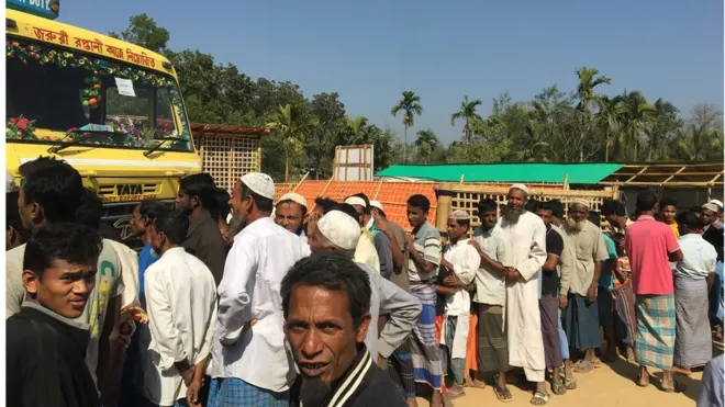 राहत सामग्री की कतार