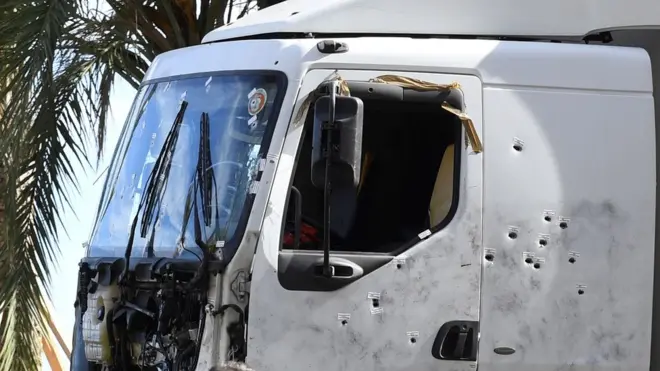 Грузовик на набережной в Ницце с пулевыми отверстиями