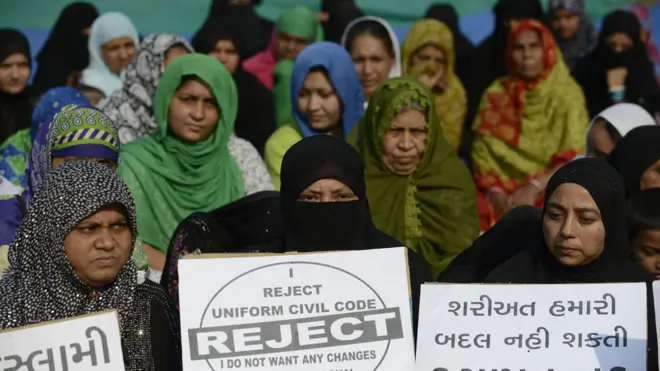 مسلمانوں میں ہندو کے مقابلے کم عمر میں شادیاں کم ہیں لیکن وہ یکساں سول کوڈ کی عام طور پر مخالفت کرتے نظر آتے ہیں