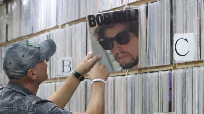 دستاوردهای دیلن در عرصه موسیقی بی نظیر است و دریافت دوازده جایزه گرمی نشان غیرقابل انکاری بر این مدعاست.