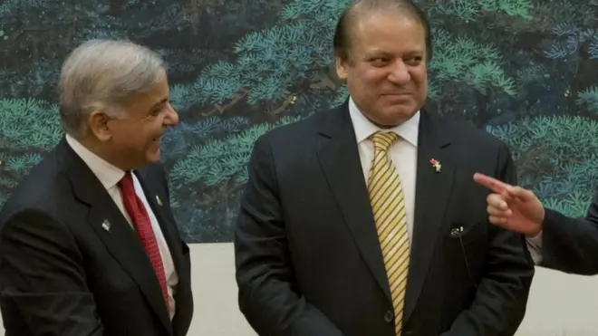 ابتدائی ریفرینس میں میاں نواز شریف کا نام شامل نہیں تھا تاہم جب نیب کے سربراہ خالد مقبول نے حتمی ریفرینس کی منظوری دی تو ملزمان میں میاں نواز شریف کے علاوہ شہباز شریف بھی شامل کر لیے گئے