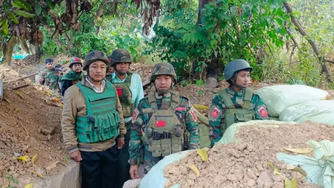 ဇန်နဝါလထဲမှာ တွေ့ရတဲ့ ပုလဲအခြေစိုက် NUG ရဲ့ ပအဖတာဝန်ခံနဲ့ ရှေ့တန်းတပ်ဖွဲ့ဝင်တချို့