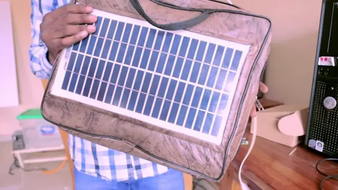 يجهاز كمبيوتر يعمل باللمس يعمل على الطاقة الشمسية