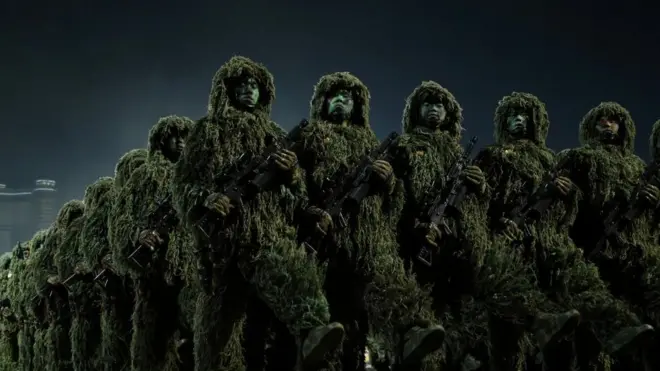 2023년 2월 8일 평양에서 열린 북한군 창건 75주년 기념 열병식에서 군인들이 행진하고 있다