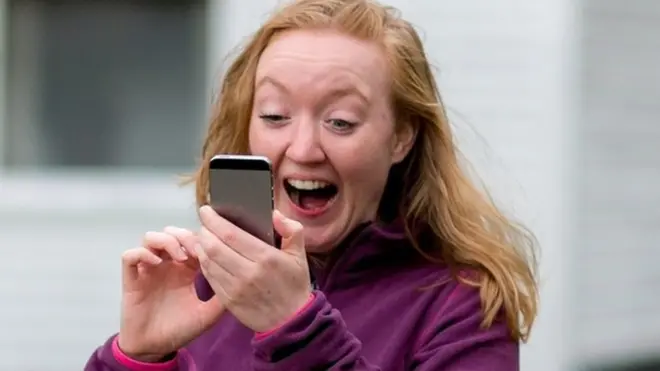 Chica con un celular jugando a Pokémon Go.