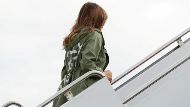 Melania Trump oo xiran jaakadda lagu haysto