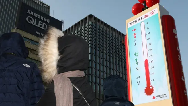 23일 오후 서울 광화문광장에 설치된 사랑의 온도탑이 36.7도를 나타내고 있다