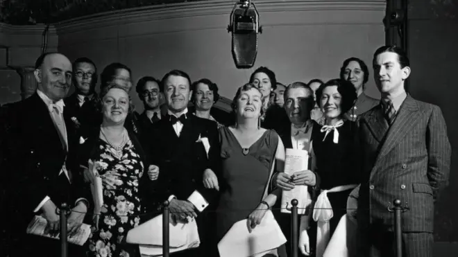 El micrófono fascinó a algunos, pero aterró a otros.