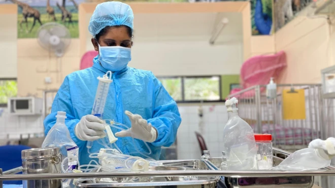 Para dokter mengaku rumah-rumah sakit mulai kehabisan obat dan kebutuhan penting lainnya.