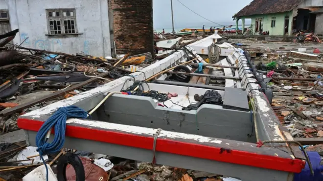 Kehancuran di desa Sumber Jaya di Kecamatan Sumur. Di kecamatan ini masih ada desa yang belum tersentuh tim darurat.