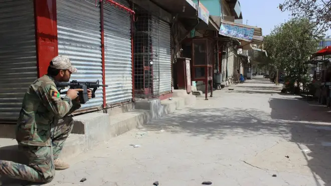 درگیری خانه به به خانه در قندوز باعث تعطیلی این شهر شده. مردم به آب و برق دسترسی ندارند