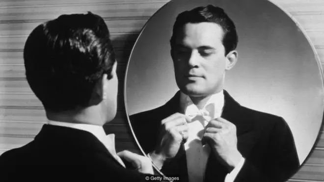 Mempekerjakan orang narsis dianggap beresiko bagi situasi kerja antarpegawai, meski sejumlah keuntungan mengejutkan juga berpotensi terjadi.