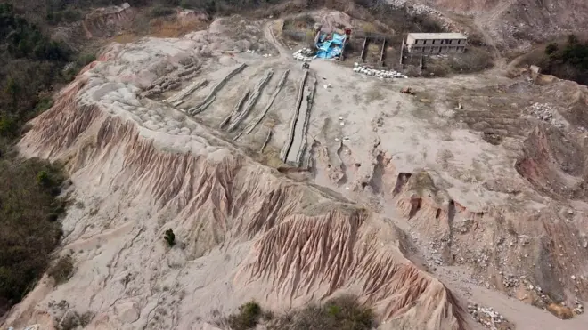 희토류는 말 그대로 희귀한 흙(Rare earth) 원소 17종류를 총칭하는 말이다