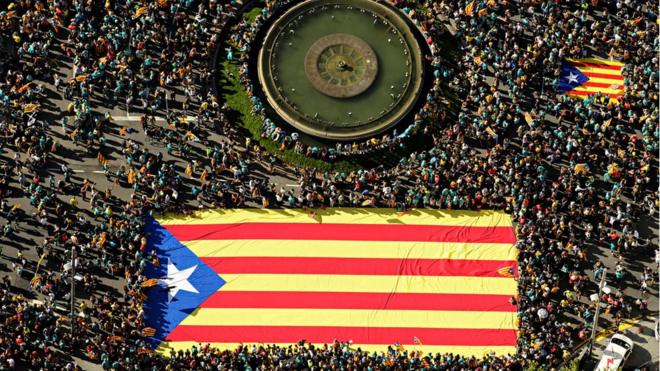 9月11日是西班牙自治区加泰罗尼亚的民族日，加泰罗尼亚民众集会打出争取独立的加泰罗尼亚旗帜。