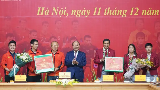 Các cầu thủ U22 và Tuyển Bóng đá Nữ trong buổi gặp mặt tại Văn phòng Chính phủ hôm 11/12/2019.