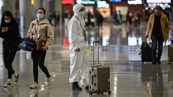 مسافر في مطار صيني