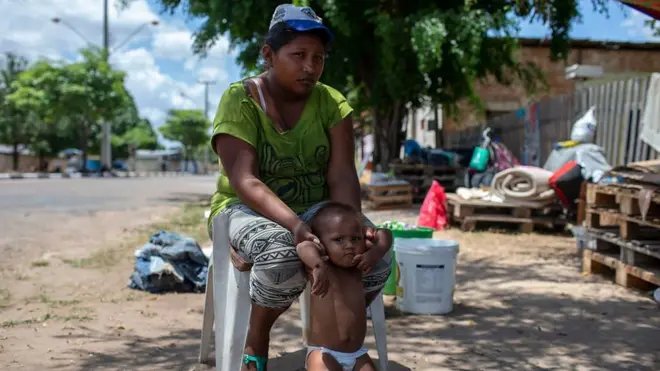 Ibu dan anaknya di Venezuela