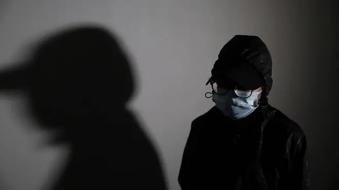 被拘12港人之一黃偉然妻子