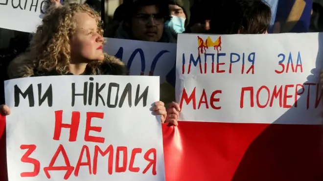 Акція "Імперія повинна померти" відбулась сьогодні біля російського посольства