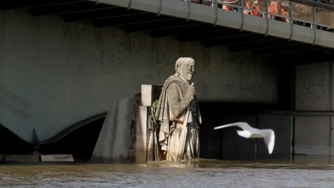Ünlü Zouave anıtı, su seviyesini ölçmek için referansı noktası olarak kullanılıyor.