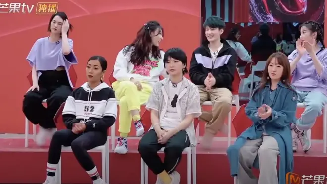 Кам сондаги қўшиқчилар "ёқимсиз бранд"ни кийиб чиққанлар