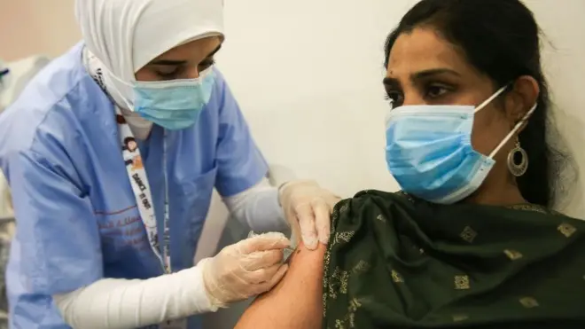 متحدہ عرب امارات اور بحرین سمیت کئی عرب ممالک میں چین میں تیار کردہ ویکسین کی منظوری دی جا چکی ہے