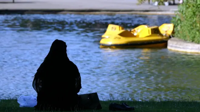 Talak Tiga dilihat sebagai 'kekuasaan sewenang-wenang dan sepihak' dari pria dalam menentukan perceraian.