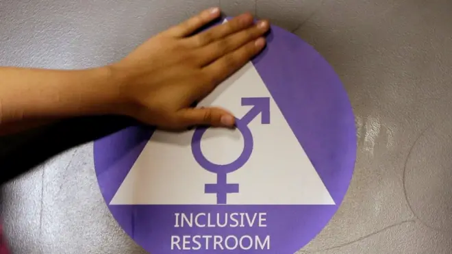 La directiva de Obama atendiendo a la identidad de género de los estudiantes fue una medida cuestionada y combatida en varios estados de EE.UU.