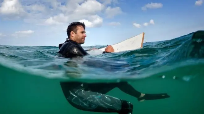 O artista Peter Matthews passa horas, às vezes dias, produzindo arte no oceano | Foto: Peter Matthews