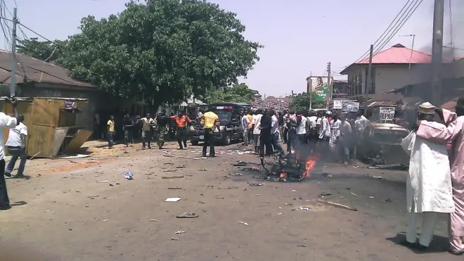 Pipo wey gada for one site wey suicide attack happun for Kaduna, on April 26, 2012A