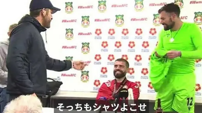 FCレクサム昇格、記者会見にオーナーのハリウッド・スター乱入　選手に「シャツよこせ」
